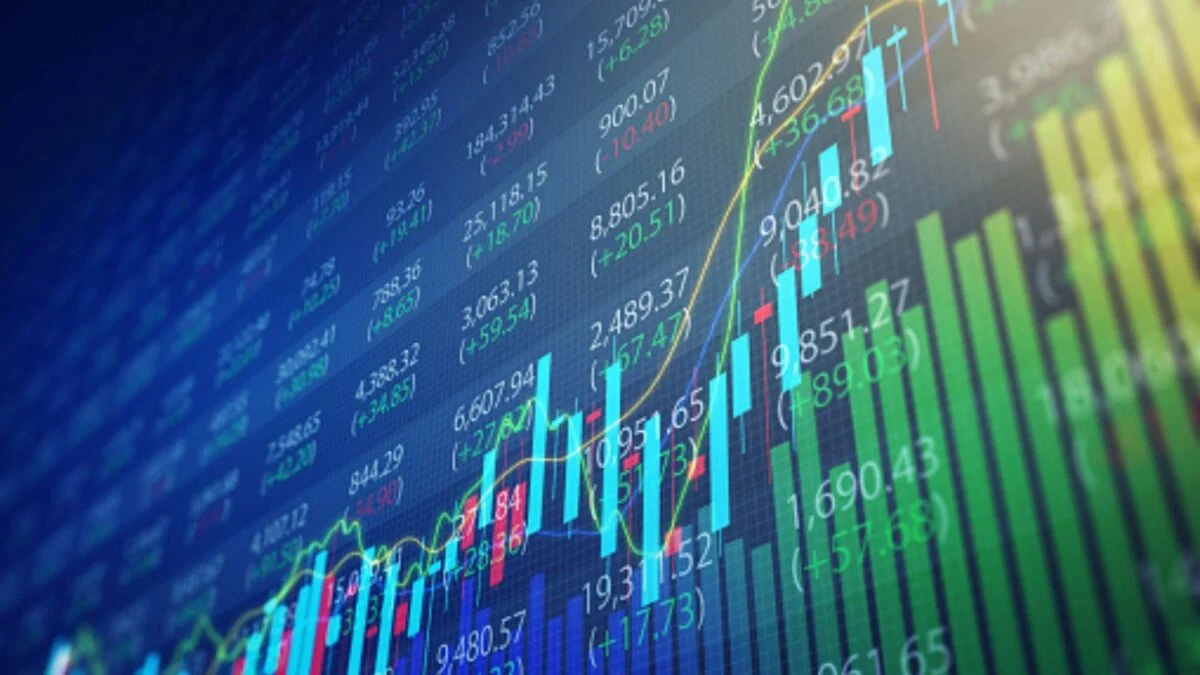 Reabertura do Estreito de Ormuz derruba preços do petróleo, reduz dólar e faz Ibovespa cair com peso da Petrobras
