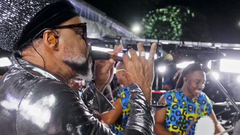 Carlinhos Brown afirma que Anitta representa “um candomblé moderno” ao falar de percussão no pop