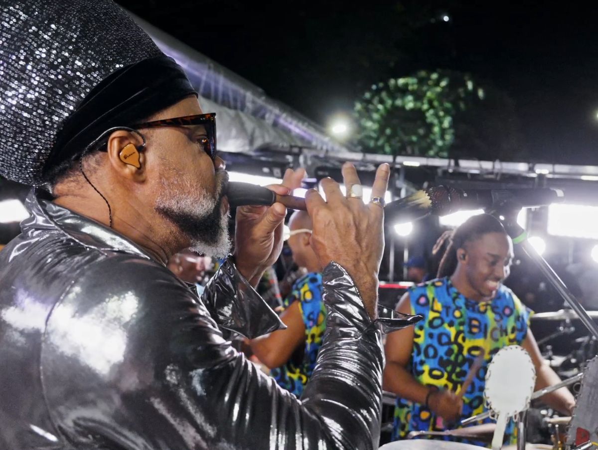 Carlinhos Brown afirma que Anitta representa “um candomblé moderno” ao falar de percussão no pop