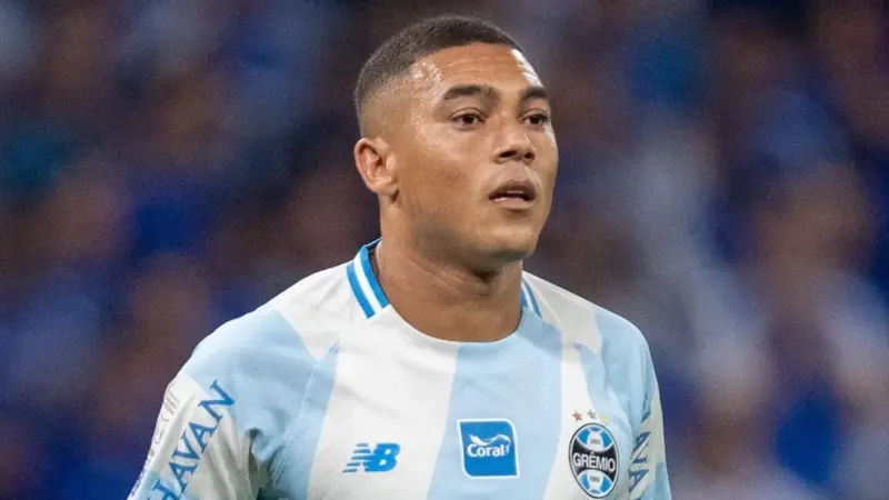Carlos Vinícius recebe 3º cartão em Grêmio x Coritiba e ficará fora da próxima rodada