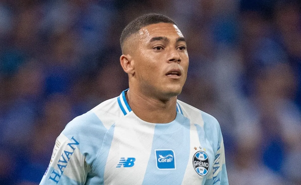Carlos Vinícius recebe 3º cartão em Grêmio x Coritiba e ficará fora da próxima rodada