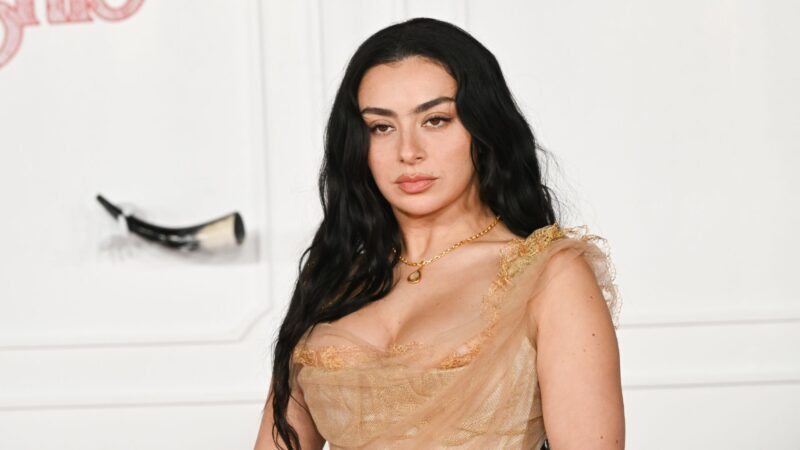 Sky Ferreira acusa trecho de faixas da trilha de Charli XCX; equipe de Charli responde