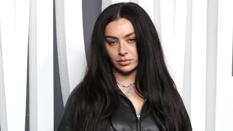 Charli XCX anuncia transição ao rock e gravações secretas em Paris para novo álbum