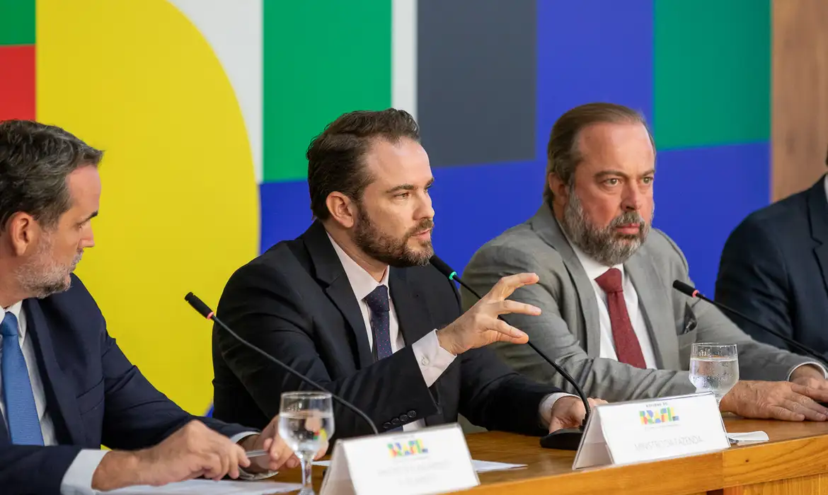 Governo aumenta imposto sobre cigarros para compensar desonerações de querosene e biodiesel