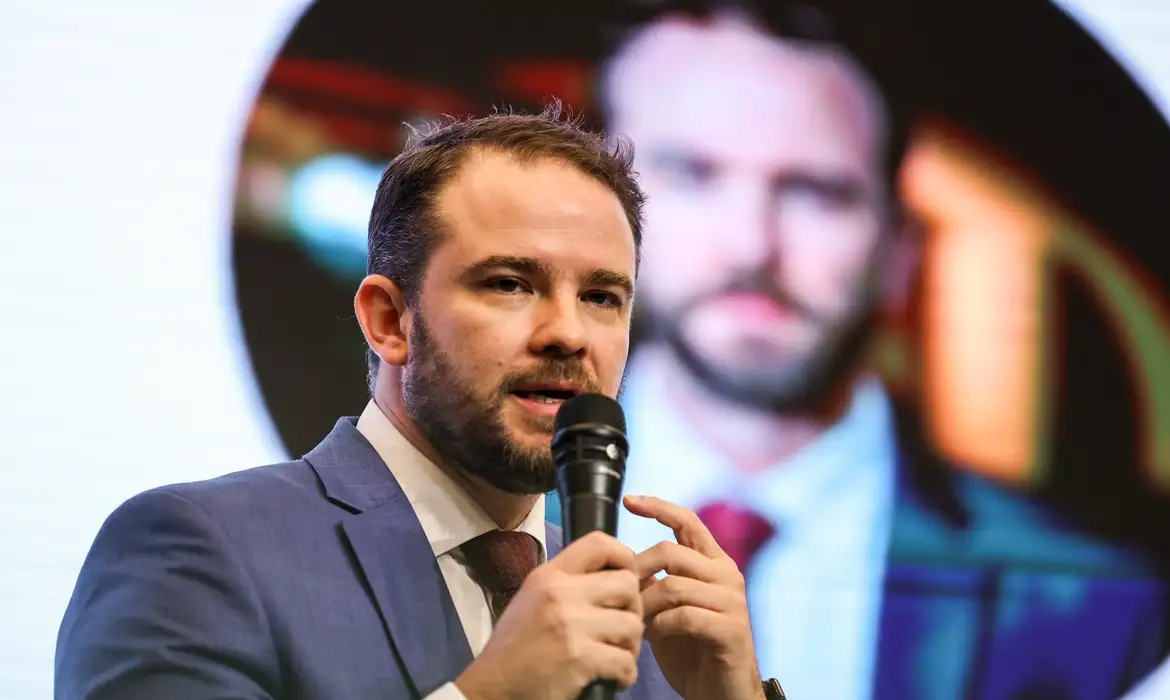 Novo ministro da Fazenda assume em cenário de credibilidade fiscal fragilizada