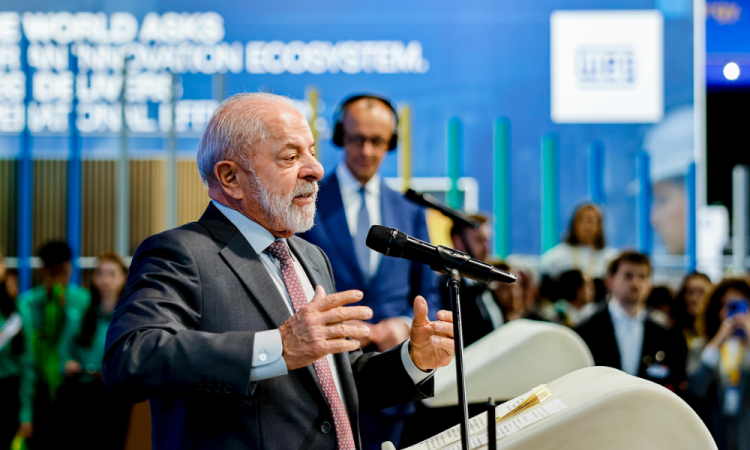 Lula afirma que Brasil “cansou de ser pequeno” e quer liderar transição energética