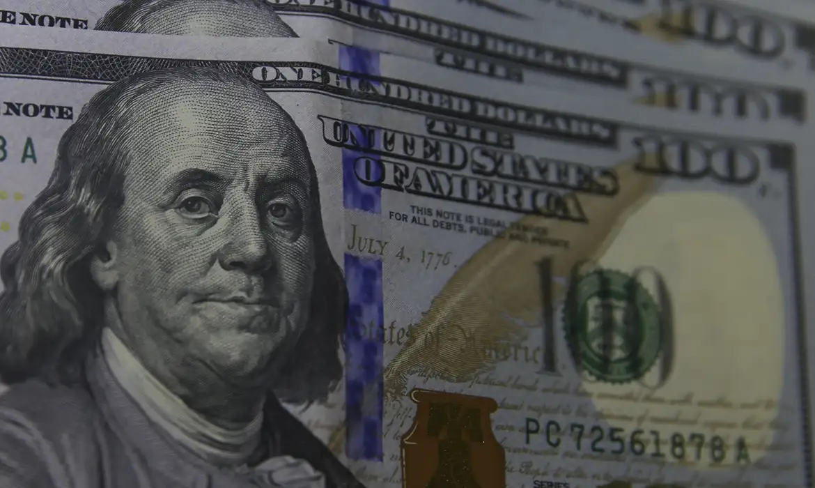 Dólar fecha abaixo de R$ 5 pela primeira vez em mais de dois anos