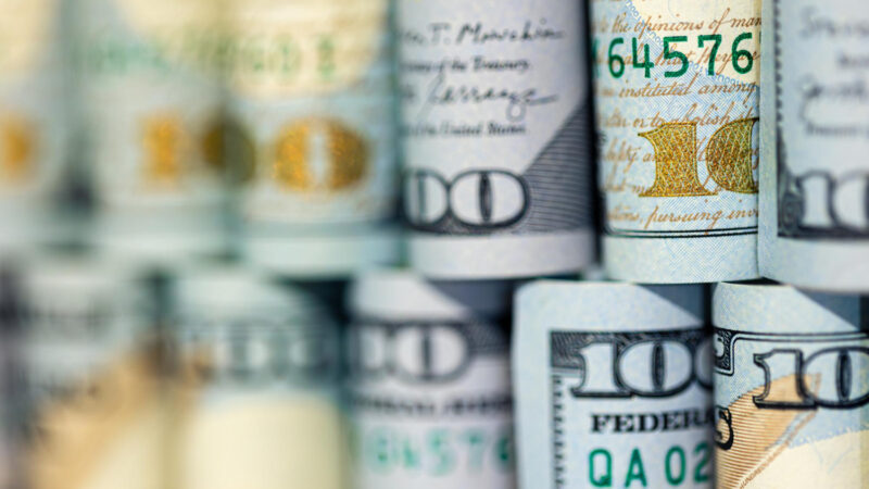 Dólar volta a patamar pré-guerra e bolsa fecha em alta com sinal de acordo entre EUA e Irã
