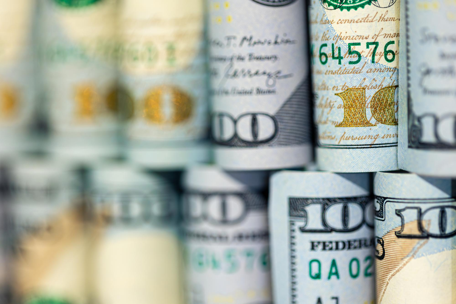 Dólar volta a patamar pré-guerra e bolsa fecha em alta com sinal de acordo entre EUA e Irã
