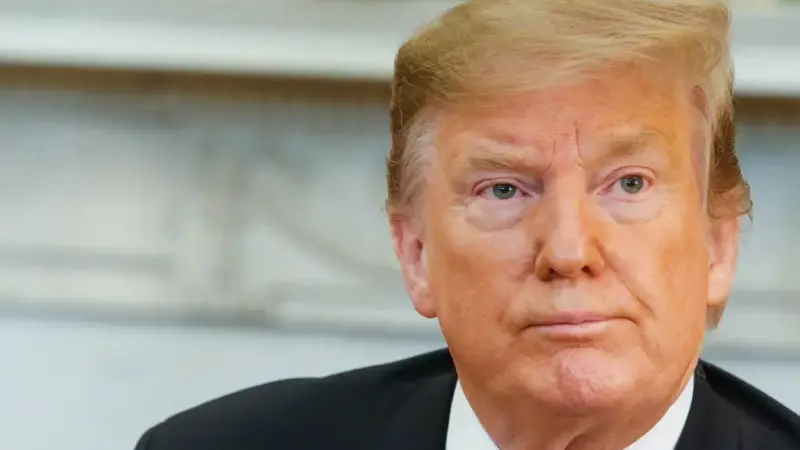 Investidores aguardam prazo de Trump para reabertura do Estreito de Ormuz