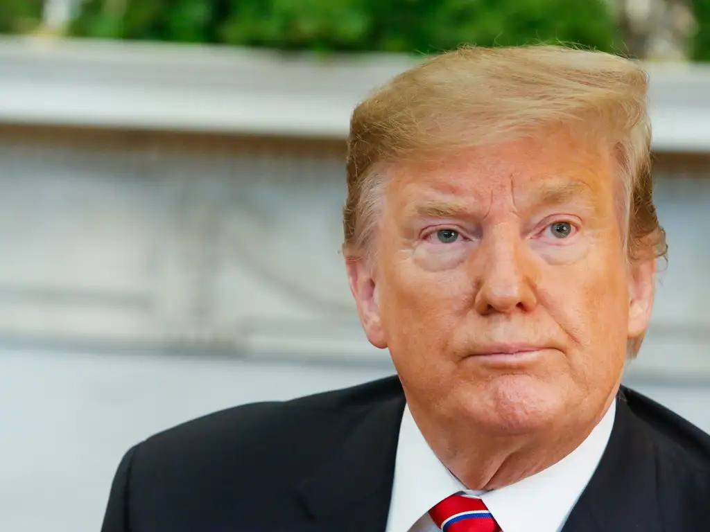 Investidores aguardam prazo de Trump para reabertura do Estreito de Ormuz