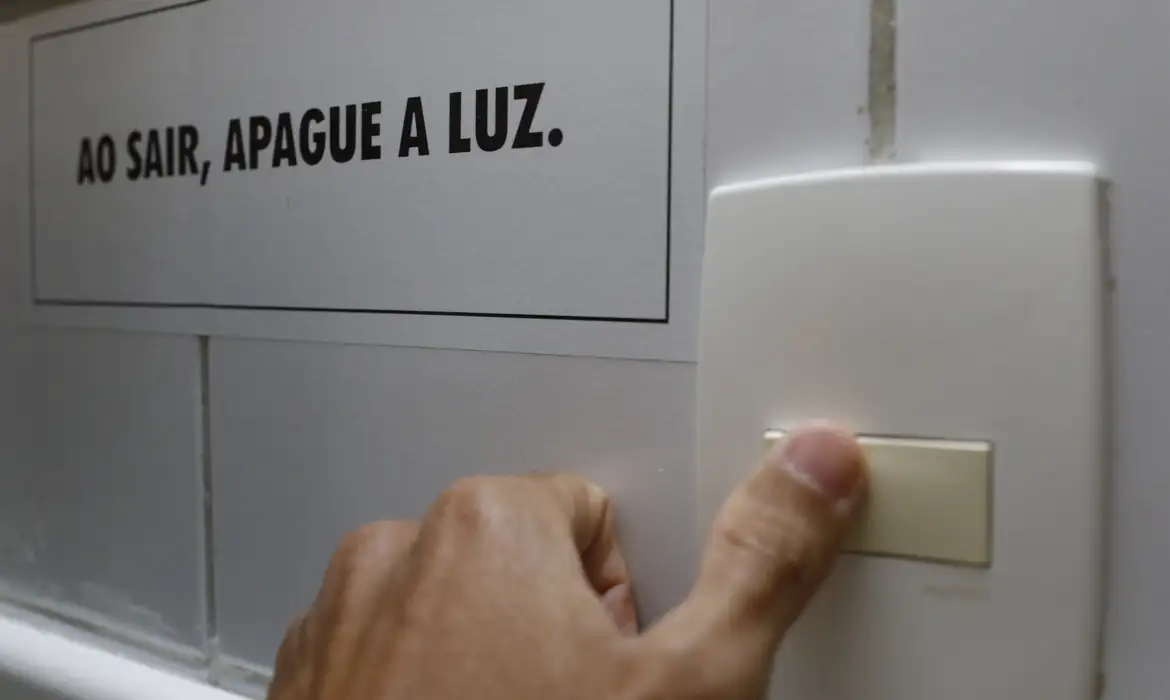 Aneel anuncia bandeira tarifária amarela para maio, com cobrança adicional na conta de luz