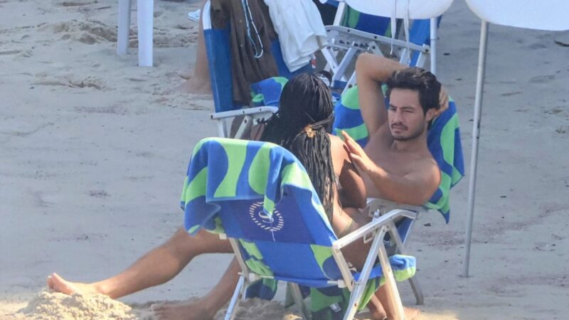 Duda Santos e Tiago Iorc são vistos em clima romântico na praia