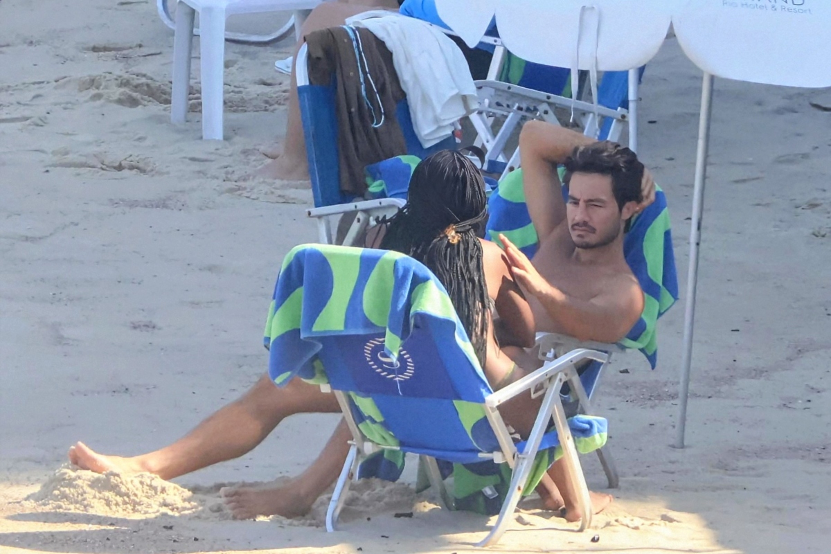 Duda Santos e Tiago Iorc são vistos em clima romântico na praia
