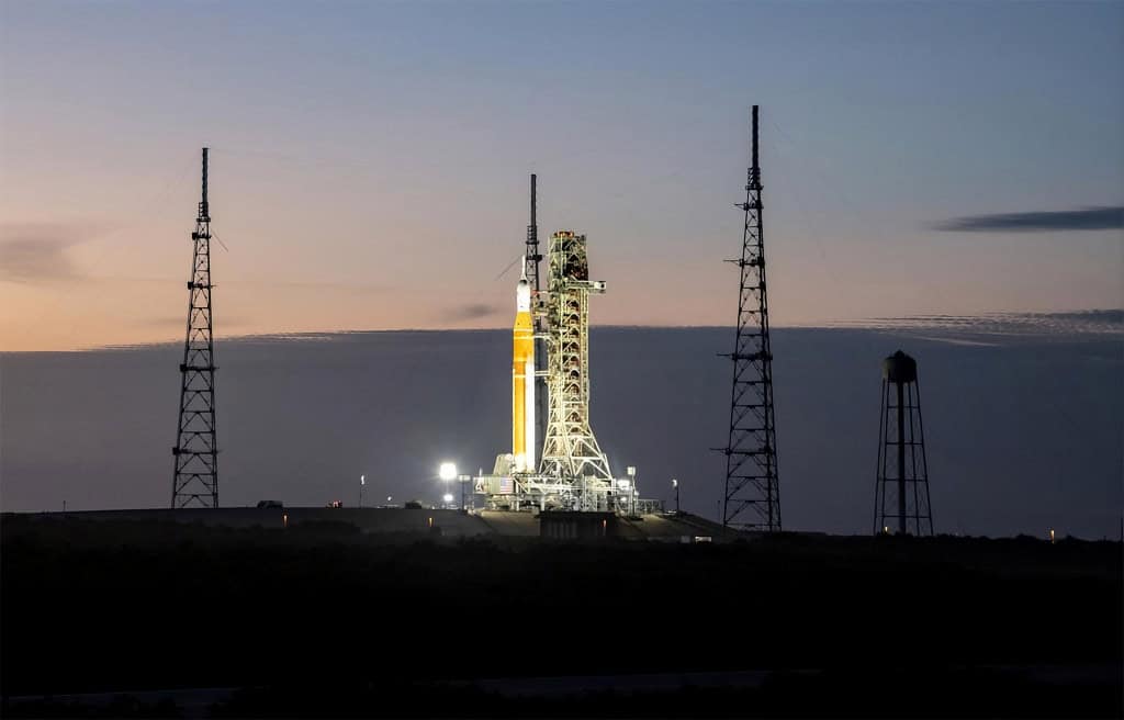 Foguete SLS da missão Artemis 2 parte rumo à órbita lunar com quatro astronautas