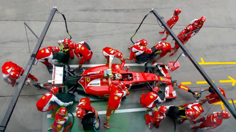 Combustível sintético chega à Fórmula 1, mas enfrenta desafios de custo e escala