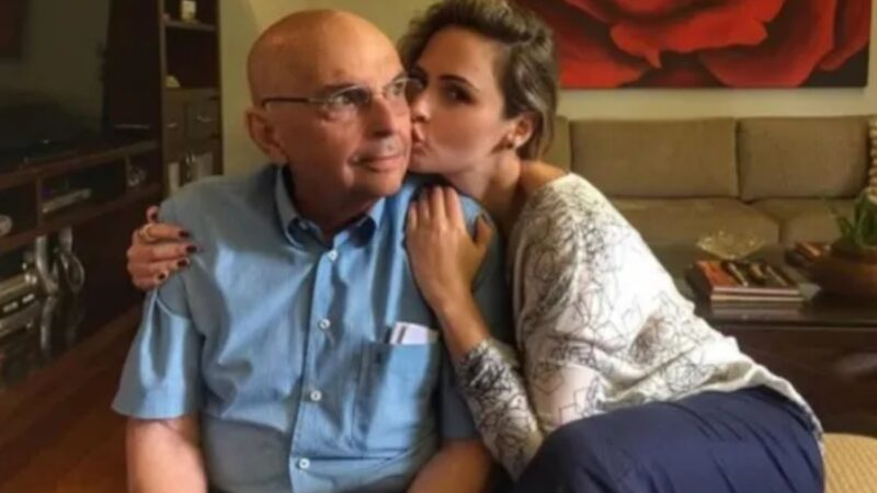 Ana Paula é informada sobre a morte do pai, Gerardo Renault, e Tadeu Schmidt rompe protocolo para consolá-la