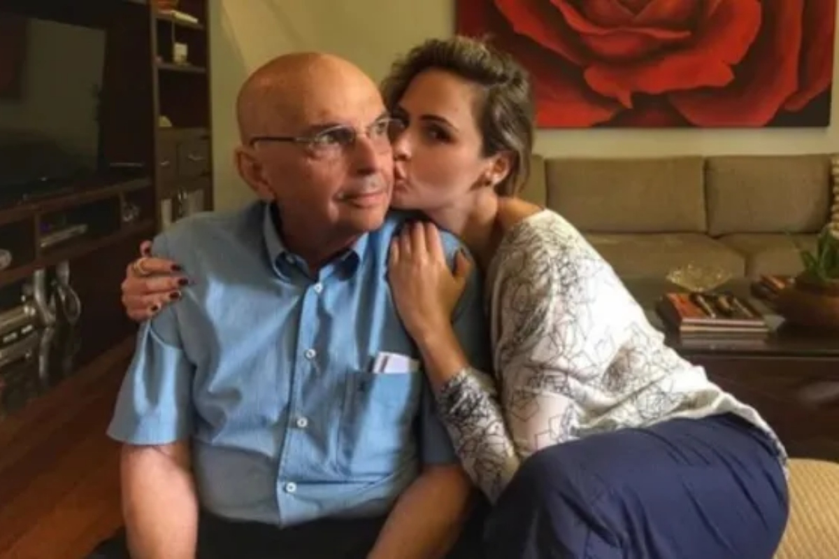 Ana Paula é informada sobre a morte do pai, Gerardo Renault, e Tadeu Schmidt rompe protocolo para consolá-la