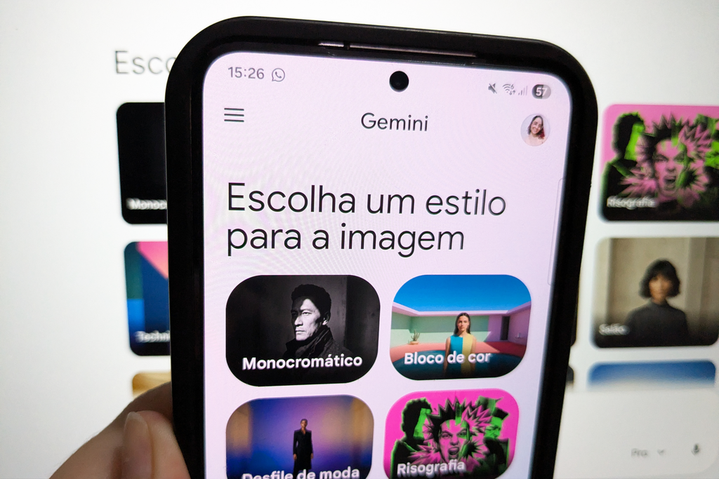 Gemini oferece 12 comandos prontos para restaurar, ampliar e colorizar fotos antigas preservando identidade