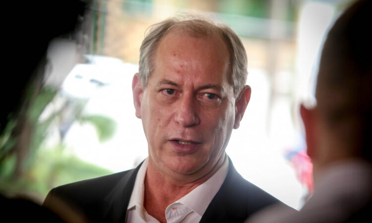 Ciro Gomes diz que decidirá em maio se aceita candidatura à presidência