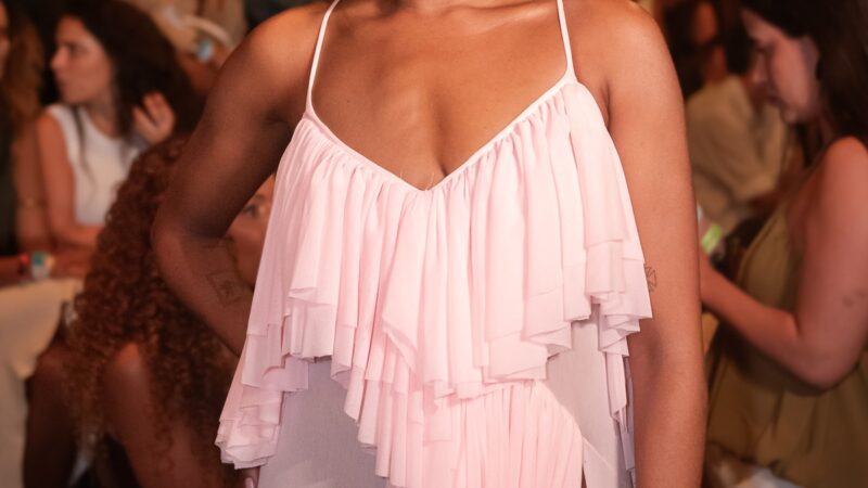 IZA, Aline Wirley e Gabi Melim marcam presença no 4º dia do Rio Fashion Week no Píer Mauá
