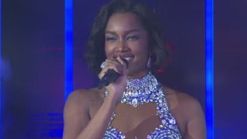 IZA anima a Festa do BBB 26 e consome gole oferecido por Chaiany