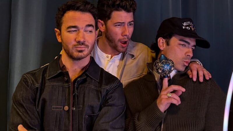 Jonas Brothers afirmam que reencontro com Demi Lovato, Selena Gomez e Miley Cyrus seria bem-vindo