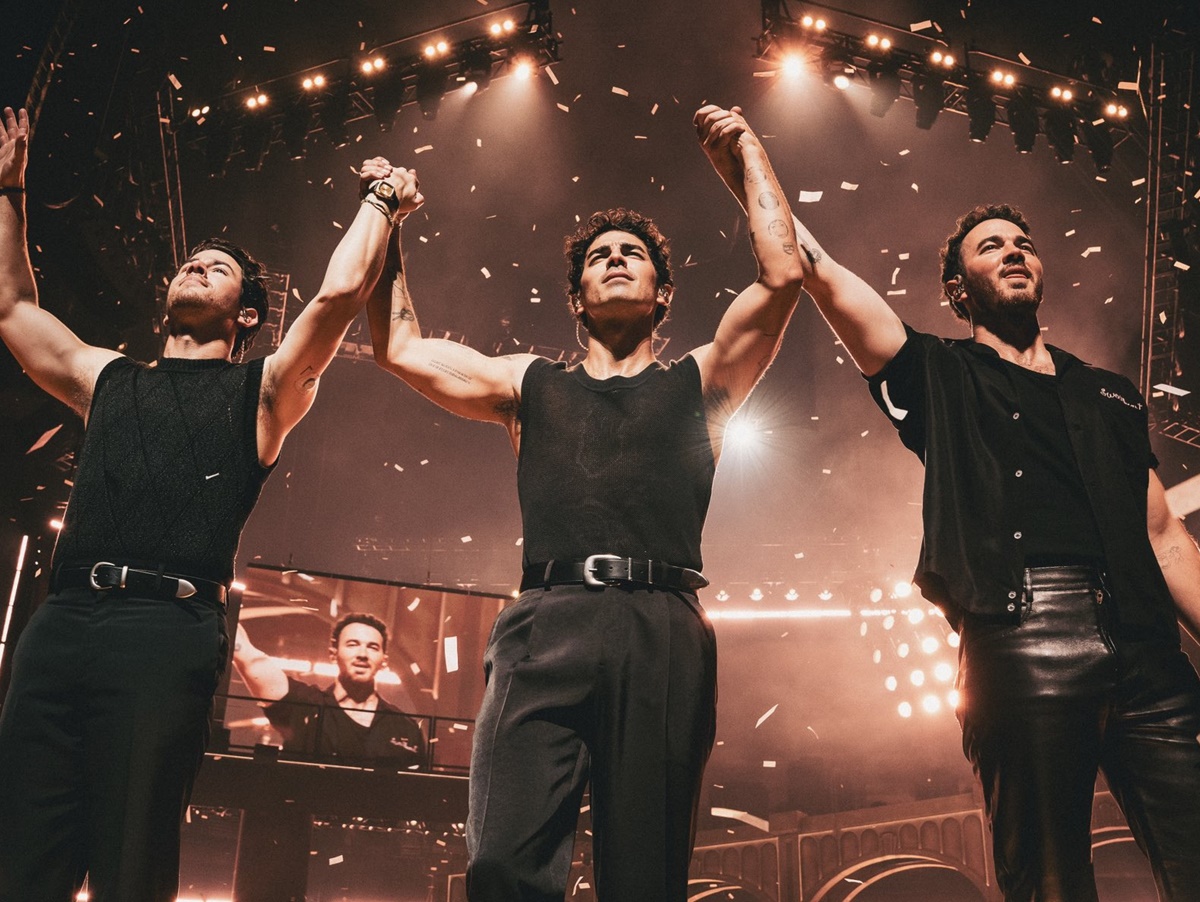 Jonas Brothers afirmam que reencontro com Demi Lovato, Selena Gomez e Miley Cyrus seria bem-vindo