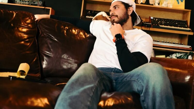 Gustavo Mioto lança primeiro single em inglês e clipe estreia no Fantástico