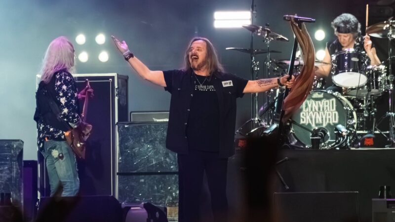 Lynyrd Skynyrd presta três homenagens a ex-integrantes no Monsters of Rock 2026