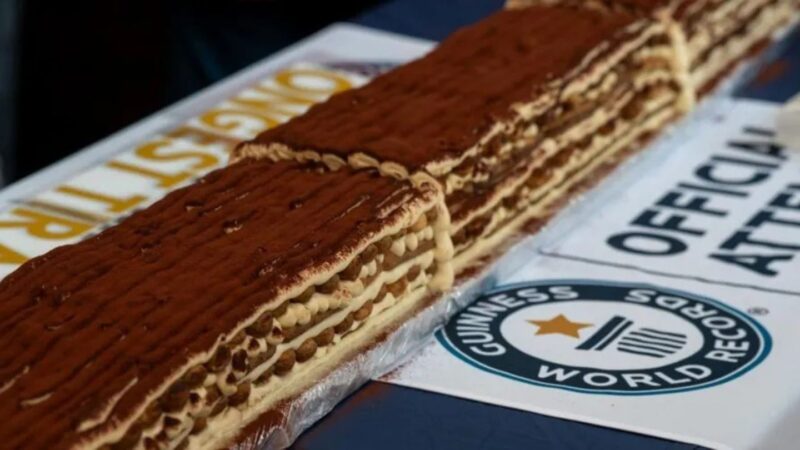 26/04/2026 — Maior tiramisù do mundo: 100 chefs italianos em Chelsea criam sobremesa de 440,6 metros