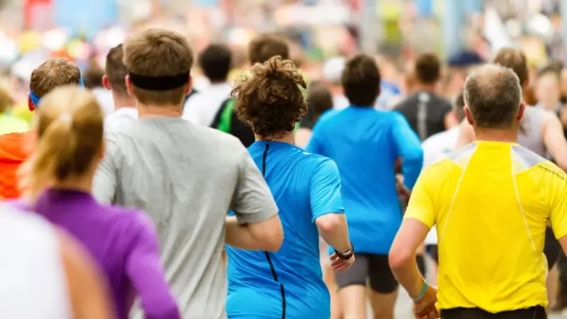 Segredos de quem corre maratonas diárias: dieta, sono e preparo mental