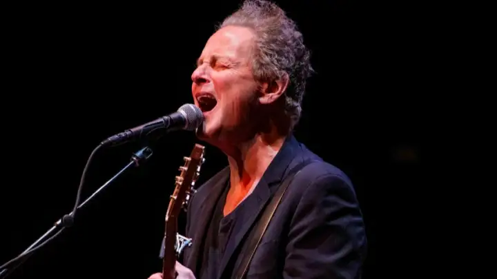 Lindsey Buckingham, ex-Fleetwood Mac, é atingido por substância desconhecida em Santa Monica