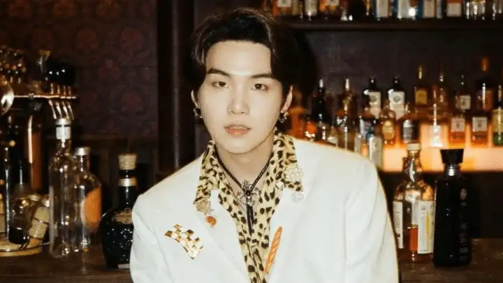 SUGA revela origem real de seu nome artístico e surpreende membros do BTS