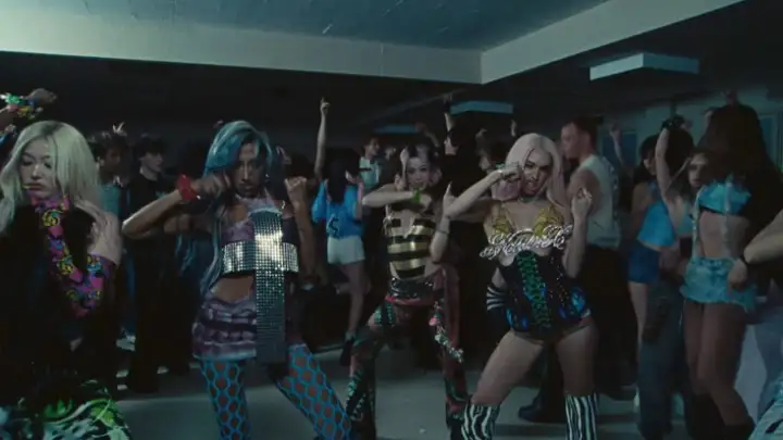 KATSEYE lança o single “PINKY UP” com clipe e letra traduzida