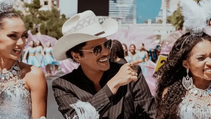 Bruno Mars estreia “The Romantic Tour” em Las Vegas com show no Allegiant Stadium