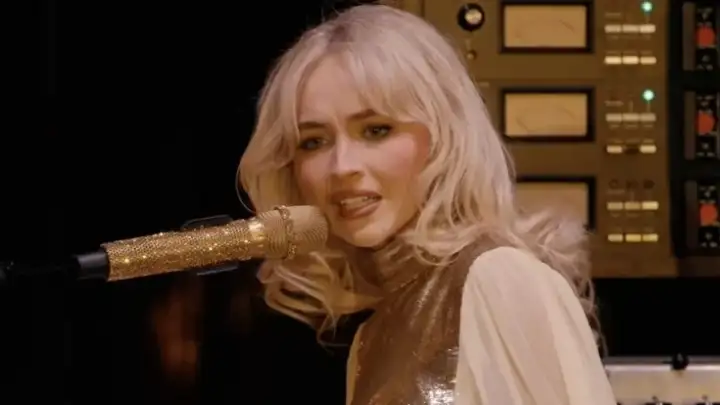Sabrina Carpenter pede desculpas após reação a grito árabe durante show no Coachella 2026
