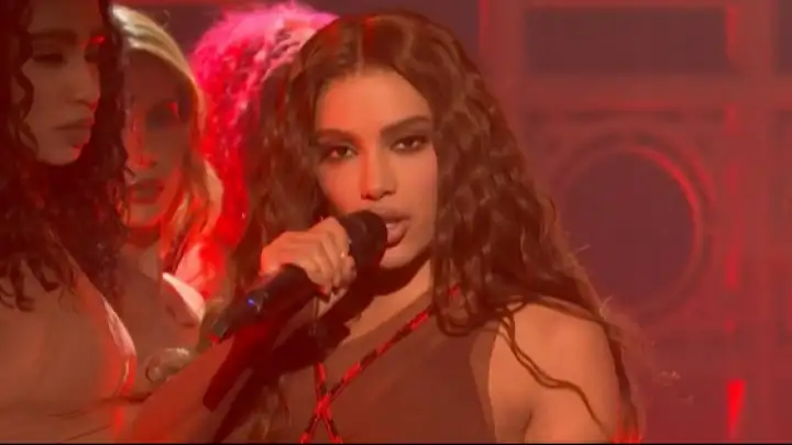 Anitta estreia no Saturday Night Live e apresenta parceria com Shakira