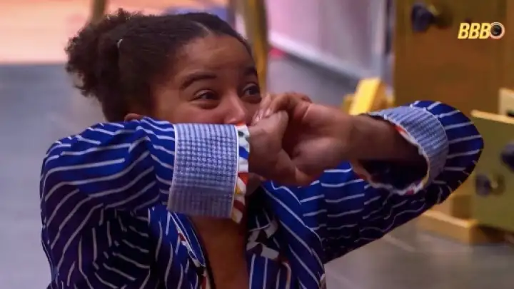 Participante do BBB 26, “Tia Milena”, recebe recados de integrantes do RBD durante festa do pijama