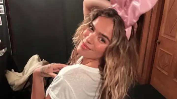 Karol G anuncia turnê mundial “Tropicoqueta” após show histórico no Coachella
