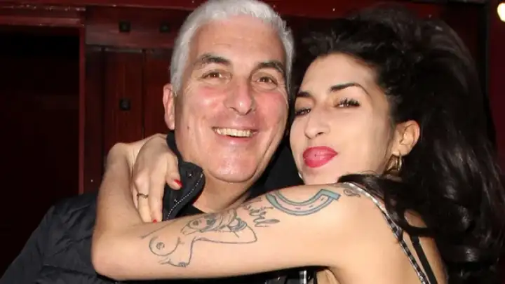 Pai de Amy Winehouse perde ação contra duas amigas da cantora no Tribunal Superior de Londres