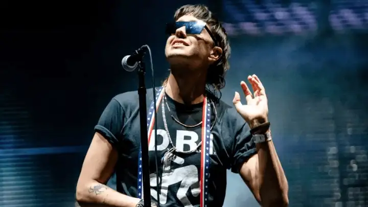 21/04/2026 — Julian Casablancas provoca polêmica ao afirmar que “sionistas americanos” desfrutam de “privilégio branco”