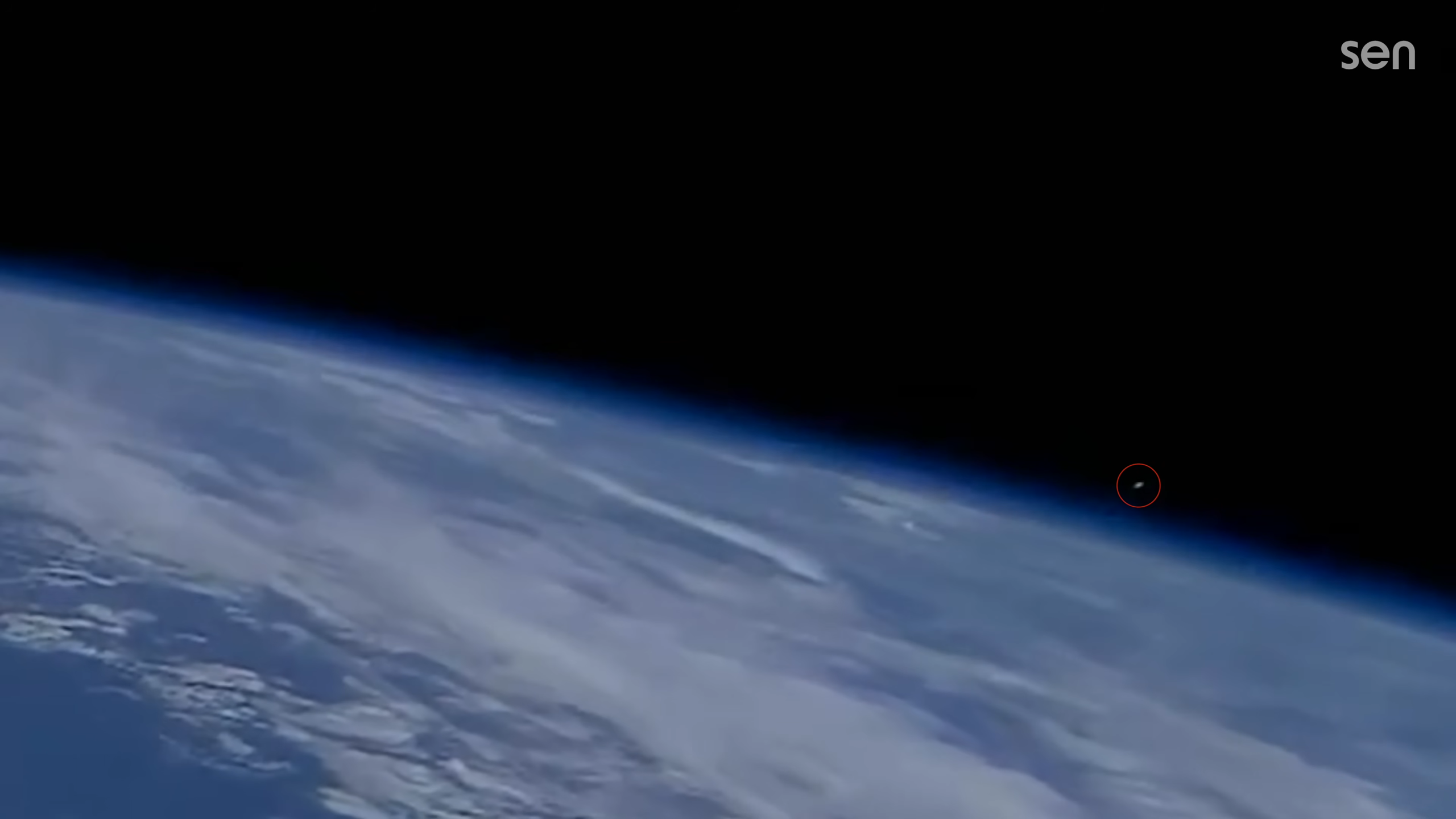 Imagens da Estação Espacial mostram cápsula Orion reentrando após missão Artemis 2