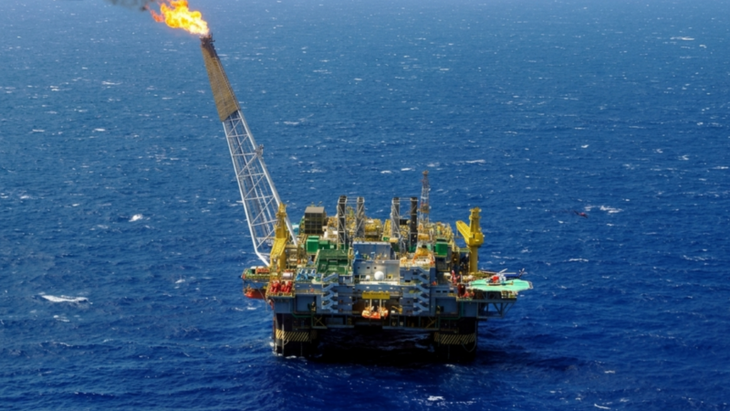 Guerra no Oriente Médio aumenta lucros das petroleiras em até US$ 234 bilhões até 2026