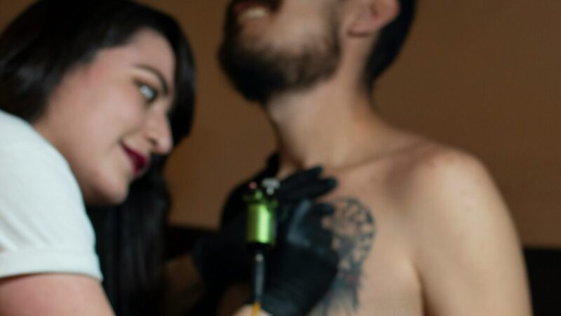 Cresce busca por remoção de tatuagens no Brasil; 275 mil procuraram o procedimento em 2025