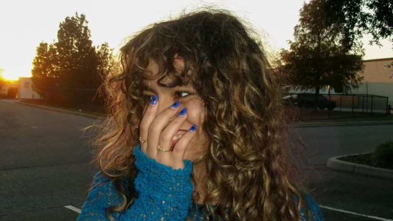 Bella Kay: a nova voz do pop rock que viralizou com “iloveitiloveitiloveit”