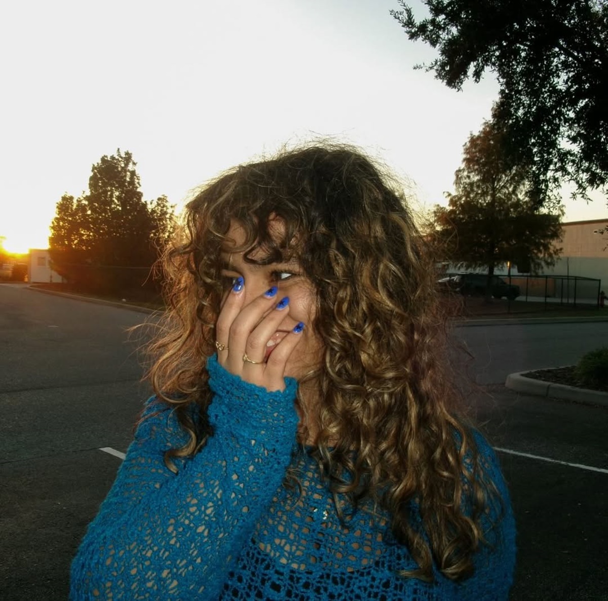 Bella Kay: a nova voz do pop rock que viralizou com “iloveitiloveitiloveit”