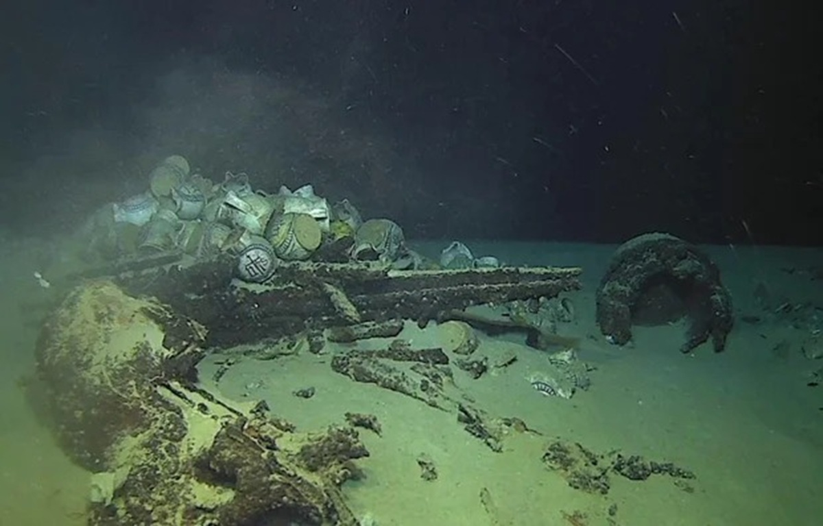Robô mergulhador registra 86.000 imagens a 2,4 km de profundidade e recupera artefatos de naufrágio do século XVI