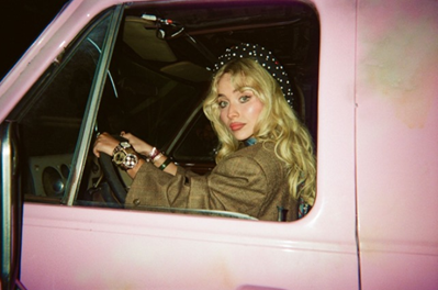 Sabrina Carpenter lança clipe oficial de “House Tour” nesta terça-feira