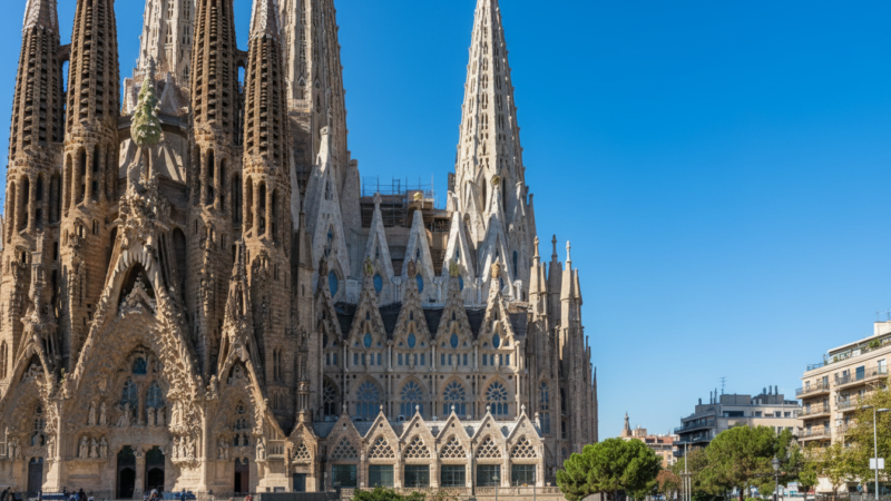 Sagrada Família atinge forma final em 20/02/2026 após 144 anos; torre central chega a 172,5 metros